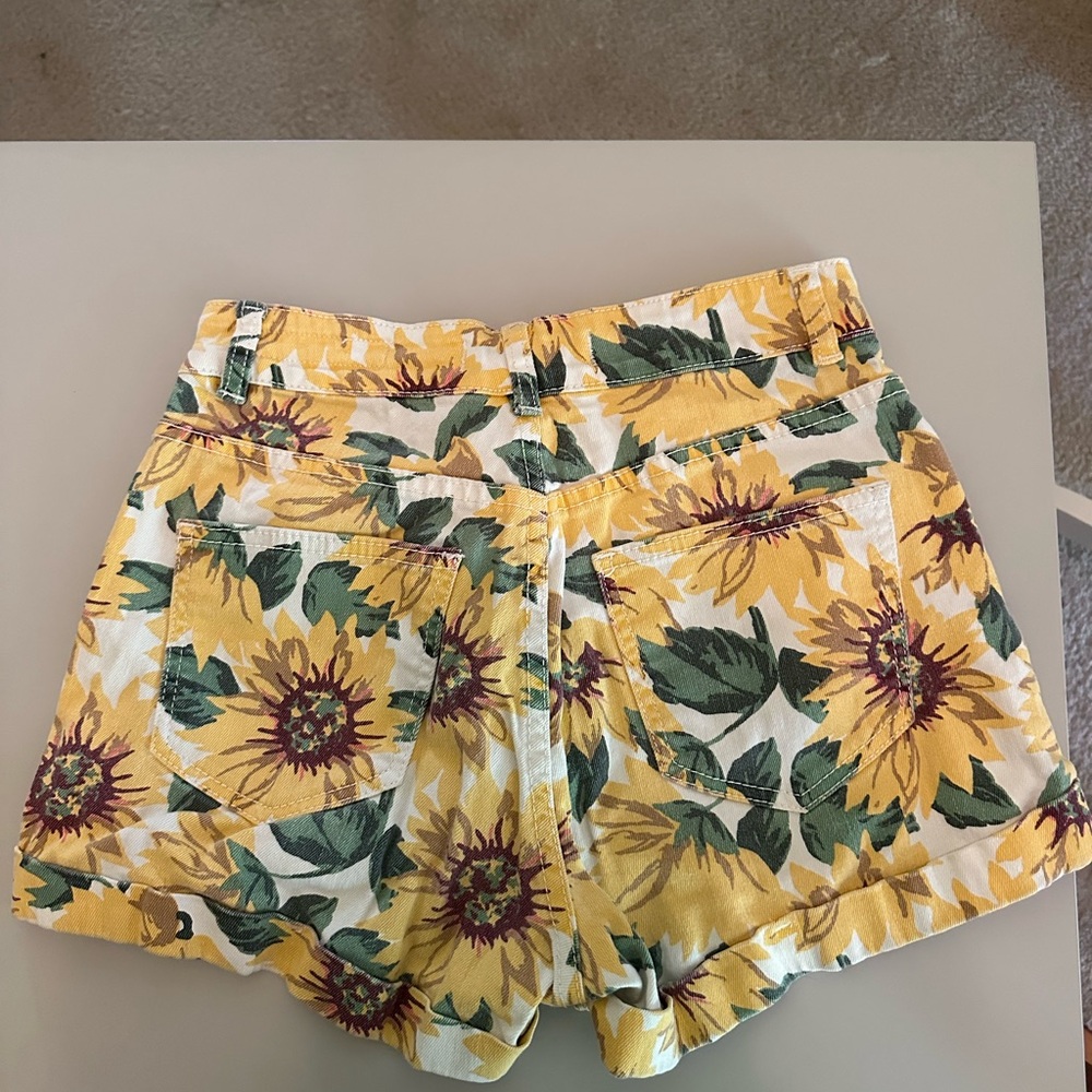 Bullhead Sunflower Shorts - Picture 5 of 5